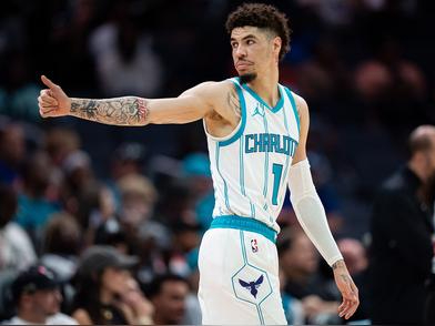 体育k1官网-密尔沃基雄鹿迎NBA季后赛关键赛；赛前更衣室发声；底气十足；高层口径保持一致